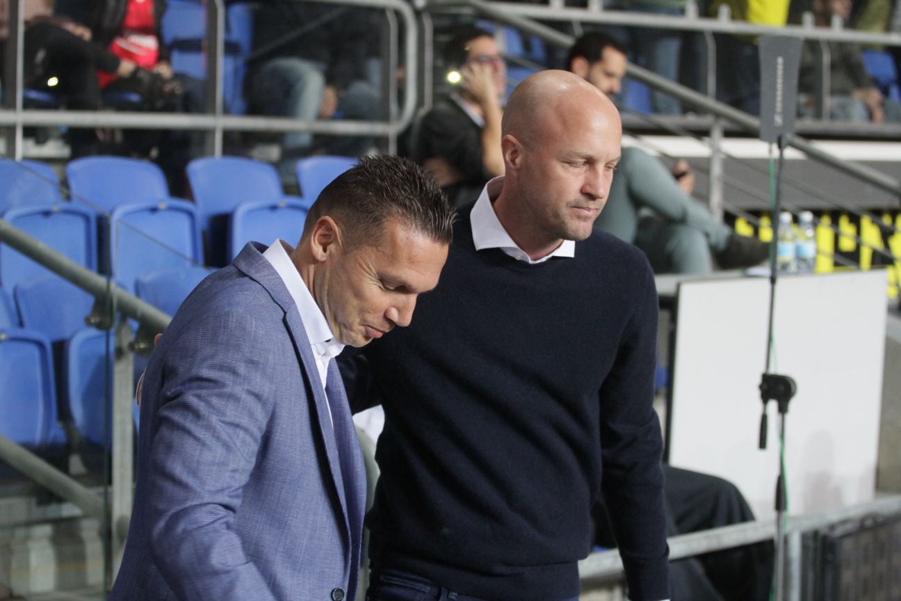 ג'ורדי קרוייף וברק בכר. שני המאמנים היו זהירים (צילום: בן בודה)